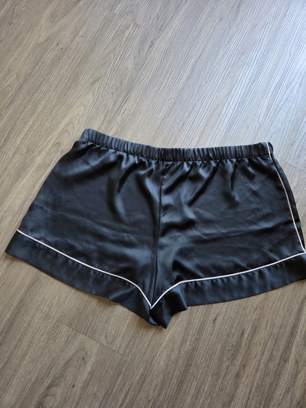 Victoria’s Secret Black Satin Pajama Short Set White Piping Logo. Size X-large - Picture 14 of 16